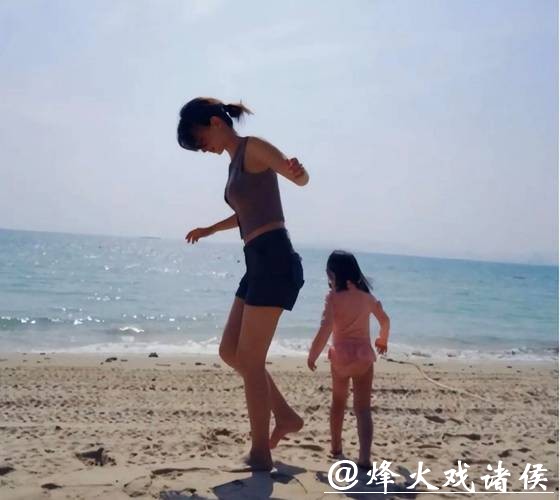 对比戚薇，卢靖姗海边照太扎：同样高情商夫妻，二胎后少女感把“综艺辣妈”比下去