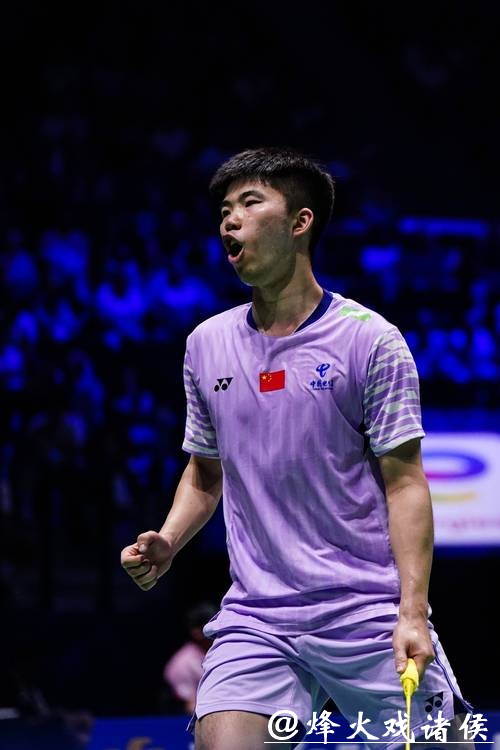 翁泓阳2-0朱轩辰 夺得全运会羽毛球男单金牌