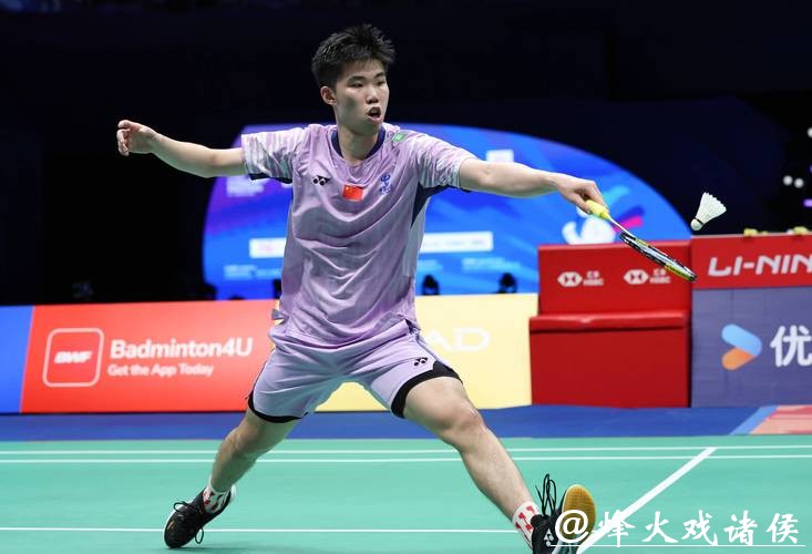 翁泓阳2-0朱轩辰 夺得全运会羽毛球男单金牌
